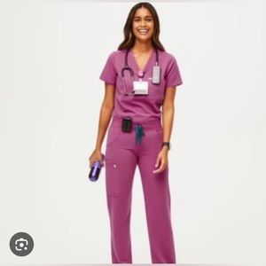Figs scrub set 1 pocket top size small and pants kade cargo small and tall.